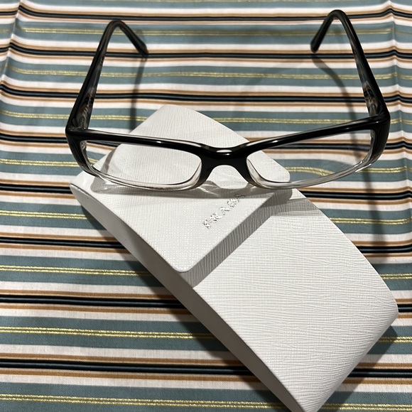 Prada - Picture 3 of 11